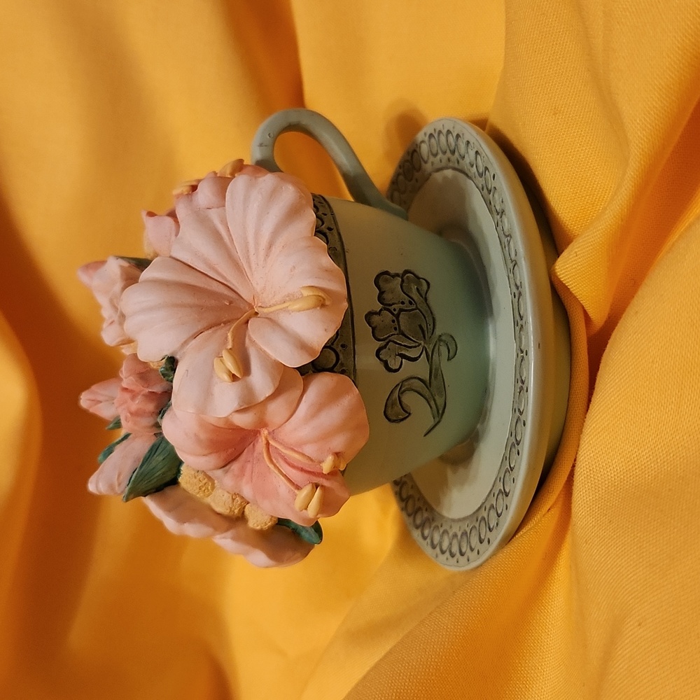 Vintage Cup with Flowers music box.